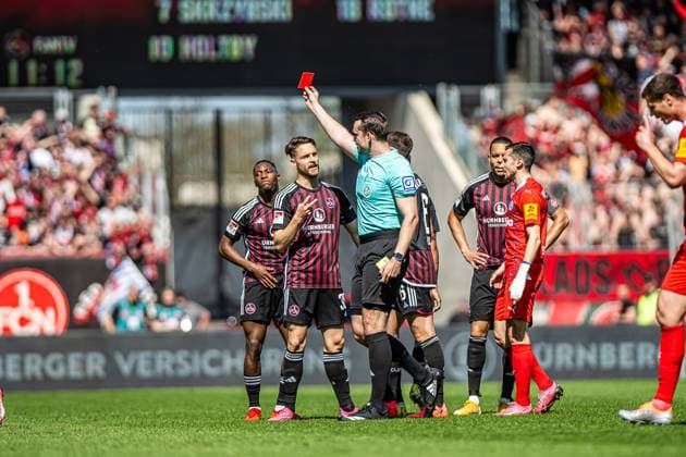 Sport Themen der Woche KW14 Sport Bilder des Tages Fußball I Herren I Saison 2023-2024 I 2. Bundesliga I 28. Spieltag I 1. FC Nürnberg - Holstein Kiel I 06.04.2024 Rote Karte für Joseph Hungbo (23, 1. FC Nürnberg) Nürnberg Max-Morlock-Stadion Bayern Deutschland *** Soccer I Men I Season 2023 2024 I 2 Bundesliga I Matchday 28 I 1 FC Nürnberg Holstein Kiel I 06 04 2024 Red card for Joseph Hungbo 23, 1 FC Nürnberg Nuremberg Max Morlock Stadion Bayern Germany Copyright: xLobeca Krausex