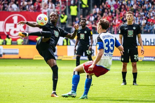 Aaron Opoku (1. FC Kaiserslautern, 17), Noah Katterbach (Hamburger SV, 33) GER, Hamburger SV vs. 1. FC Kaiserslautern, Fussball, 2. Bundesliga, Spieltag 28, Saison 2023 2024, 06.04.2024 DFL REGULATIONS PROHIBIT ANY USE OF PHOTOGRAPHS AS IMAGE SEQUENCES AND OR QUASI-VIDEO GER, Hamburger SV vs. 1. FC Kaiserslautern, Fussball, 2. Bundesliga, Spieltag 28, Saison 2023 2024, 06.04.2024 Hamburg
