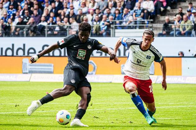 Torschuss Torchance Ragnar Ache (1. FC Kaiserslautern, 09), Andras Nemeth (Hamburger SV, 20) GER, Hamburger SV vs. 1. FC Kaiserslautern, Fussball, 2. Bundesliga, Spieltag 28, Saison 2023 2024, 06.04.2024 DFL REGULATIONS PROHIBIT ANY USE OF PHOTOGRAPHS AS IMAGE SEQUENCES AND OR QUASI-VIDEO GER, Hamburger SV vs. 1. FC Kaiserslautern, Fussball, 2. Bundesliga, Spieltag 28, Saison 2023 2024, 06.04.2024 Hamburg