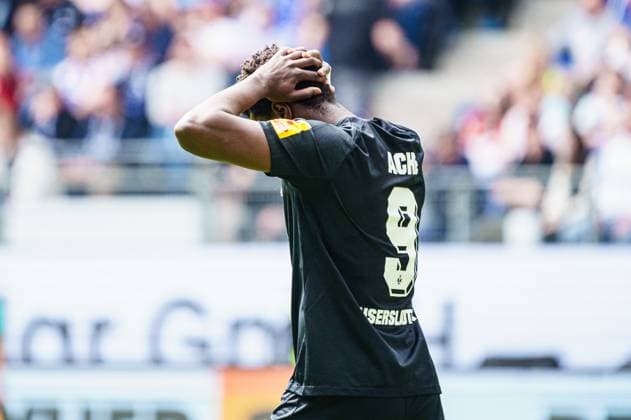 Enttaeuschung Ragnar Ache (1. FC Kaiserslautern, 09) nach vergebener Torschuss Torchance GER, Hamburger SV vs. 1. FC Kaiserslautern, Fussball, 2. Bundesliga, Spieltag 28, Saison 2023 2024, 06.04.2024 DFL REGULATIONS PROHIBIT ANY USE OF PHOTOGRAPHS AS IMAGE SEQUENCES AND OR QUASI-VIDEO GER, Hamburger SV vs. 1. FC Kaiserslautern, Fussball, 2. Bundesliga, Spieltag 28, Saison 2023 2024, 06.04.2024 Hamburg