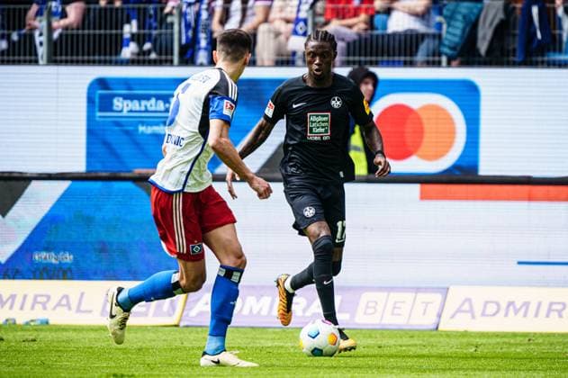 Dennis Hadzikadunic (Hamburger SV, 05), Aaron Opoku (1. FC Kaiserslautern, 17) GER, Hamburger SV vs. 1. FC Kaiserslautern, Fussball, 2. Bundesliga, Spieltag 28, Saison 2023 2024, 06.04.2024 DFL REGULATIONS PROHIBIT ANY USE OF PHOTOGRAPHS AS IMAGE SEQUENCES AND OR QUASI-VIDEO GER, Hamburger SV vs. 1. FC Kaiserslautern, Fussball, 2. Bundesliga, Spieltag 28, Saison 2023 2024, 06.04.2024 Hamburg