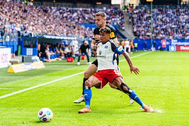 Filip Kaloc (1. FC Kaiserslautern, 26), Ransford-Yeboah Koenigsdoerffer (Hamburger SV, 11) GER, Hamburger SV vs. 1. FC Kaiserslautern, Fussball, 2. Bundesliga, Spieltag 28, Saison 2023 2024, 06.04.2024 DFL REGULATIONS PROHIBIT ANY USE OF PHOTOGRAPHS AS IMAGE SEQUENCES AND OR QUASI-VIDEO GER, Hamburger SV vs. 1. FC Kaiserslautern, Fussball, 2. Bundesliga, Spieltag 28, Saison 2023 2024, 06.04.2024 Hamburg