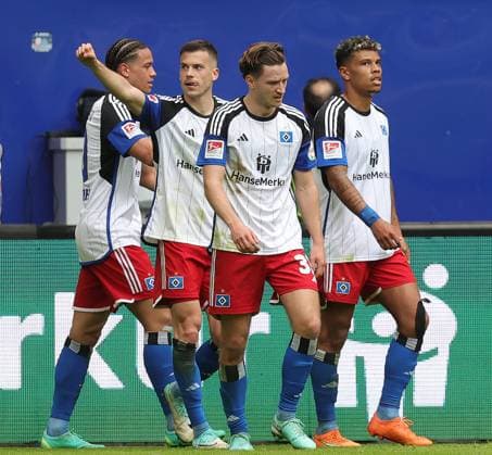2.Liga Saison 2023-2024 28.Spieltag 06.04.2024 Hamburger SV - 1.FC Kaiserslautern im Volksparkstadion 1 - 0 Torjubel v.l..: Andras Nemeth (Hamburger SV), Laszlo Benes (Hamburger SV), <33<, Ransford-Yeboah Koenigsdoerffer (Hamburger SV) DFL REGULATIONS PROHIBIT ANY USE OF PHOTOGRAPHS AS IMAGE SEQUENCES AND OR QUASI-VIDEO