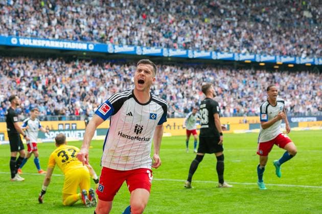 Sport Bilder des Tages Fußball I Herren I Saison 2023-2024 I 2. Bundesliga I 28. Spieltag I Hamburger SV - 1. FC Kaiserslautern I 06.04.2024 Laszlo Benes (8, Hamburger SV) jubelt zum 1:0. Hamburg Volksparkstadion Hamburg Deutschland