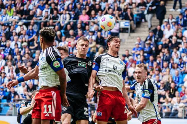 Torschuss Torchance per Kopfball Filip Kaloc (1. FC Kaiserslautern, 26), Andras Nemeth (Hamburger SV, 20) GER, Hamburger SV vs. 1. FC Kaiserslautern, Fussball, 2. Bundesliga, Spieltag 28, Saison 2023 2024, 06.04.2024 DFL REGULATIONS PROHIBIT ANY USE OF PHOTOGRAPHS AS IMAGE SEQUENCES AND OR QUASI-VIDEO GER, Hamburger SV vs. 1. FC Kaiserslautern, Fussball, 2. Bundesliga, Spieltag 28, Saison 2023 2024, 06.04.2024 Hamburg