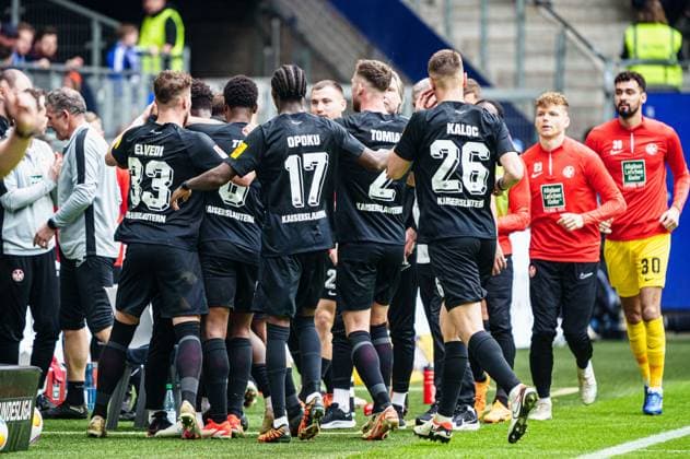 Torjubel Jubel 1. FC Kaiserslautern nach Tor zum 1:1 Ragnar Ache (1. FC Kaiserslautern, 09) GER, Hamburger SV vs. 1. FC Kaiserslautern, Fussball, 2. Bundesliga, Spieltag 28, Saison 2023 2024, 06.04.2024 DFL REGULATIONS PROHIBIT ANY USE OF PHOTOGRAPHS AS IMAGE SEQUENCES AND OR QUASI-VIDEO GER, Hamburger SV vs. 1. FC Kaiserslautern, Fussball, 2. Bundesliga, Spieltag 28, Saison 2023 2024, 06.04.2024 Hamburg