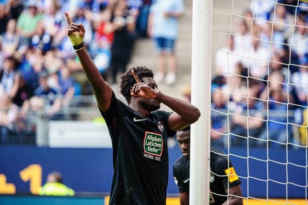 Torjubel Jubel Ragnar Ache (1. FC Kaiserslautern, 09) nach Tor zum 1:1 GER, Hamburger SV vs. 1. FC Kaiserslautern, Fussball, 2. Bundesliga, Spieltag 28, Saison 2023 2024, 06.04.2024 DFL REGULATIONS PROHIBIT ANY USE OF PHOTOGRAPHS AS IMAGE SEQUENCES AND OR QUASI-VIDEO GER, Hamburger SV vs. 1. FC Kaiserslautern, Fussball, 2. Bundesliga, Spieltag 28, Saison 2023 2024, 06.04.2024 Hamburg