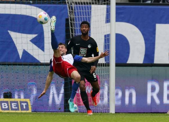 2.Liga Saison 2023-2024 28.Spieltag 06.04.2024 Hamburger SV - 1.FC Kaiserslautern im Volksparkstadion v.l.. <Jonas Meffert (Hamburger SV), Almamy Toure (1.FC Kaiserslautern) DFL REGULATIONS PROHIBIT ANY USE OF PHOTOGRAPHS AS IMAGE SEQUENCES AND OR QUASI-VIDEO