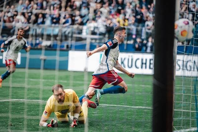 Fußball Männer Saison 2023 2024 2. Fußball-Bundesliga 28. Spieltag Hamburger SV vs. 1. FC Kaiserslautern 06.04.2024 Laszlo Benes ( 8, HSV) jubelt über sein Tor Hamburg Volksparkstadion Hamburg Deutschland