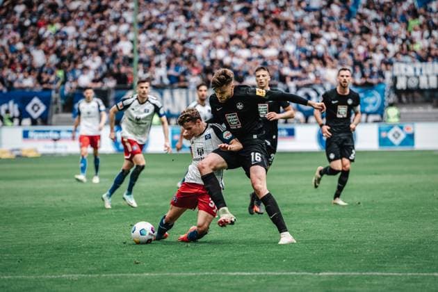 Fußball Männer Saison 2023 2024 2. Fußball-Bundesliga 28. Spieltag Hamburger SV vs. 1. FC Kaiserslautern 06.04.2024 Anssi Suhonen ( 36, HSV) geht zu Boden gegen Julian Niehues ( 16, 1. FC Kaiserslautern) Hamburg Volksparkstadion Hamburg Deutschland