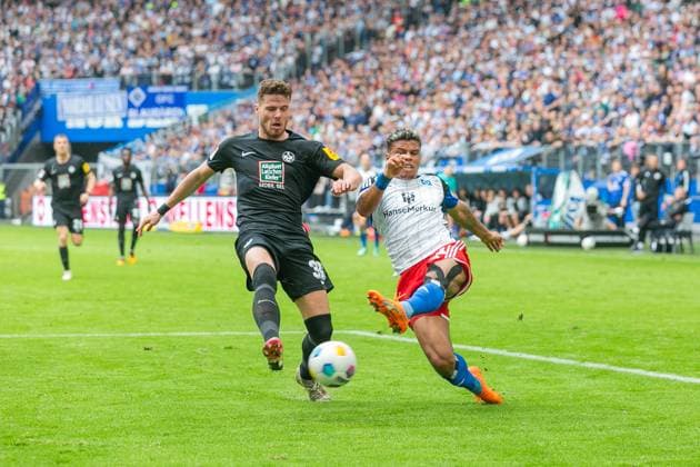 Fußball I Herren I Saison 2023-2024 I 2. Bundesliga I 28. Spieltag I Hamburger SV - 1. FC Kaiserslautern I 06.04.2024 Jan Elvedi (33, 1. FC Kaiserslautern) blockt den Ball von Ransford-Yeboah Königsdörffer (11, Hamburger SV). Hamburg Volksparkstadion Hamburg Deutschland