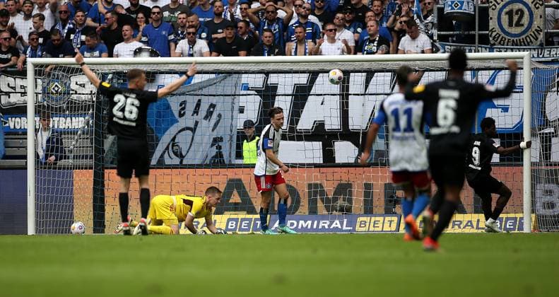 06.04.2024, Fussball 2. Bundesliga 2023 2024, 28. Spieltag, Hamburger SV - 1. FC Kaiserslautern, im Volksparkstadion Hamburg. Tor zum 1:1
