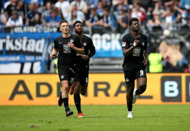 06.04.2024, Fussball 2. Bundesliga 2023 2024, 28. Spieltag, Hamburger SV - 1. FC Kaiserslautern, im Volksparkstadion Hamburg. Jubel (L-R) Tobias Raschl (Kaiserslautern), Almamy Toure (Kaiserslautern) und Torschütze Ragnar Ache (Kaiserslautern) zum Tor zum 1:1