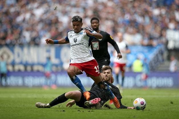 06.04.2024, Fussball 2. Bundesliga 2023 2024, 28. Spieltag, Hamburger SV - 1. FC Kaiserslautern, im Volksparkstadion Hamburg. (L-R) Ransford-Yeboah Königsdörffer (Hamburg) gegen Julian Niehues (Kaiserslautern)