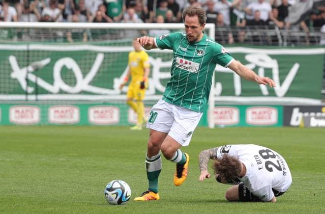 Sport Themen der Woche KW14 Sport Bilder des Tages GER, 3. Liga VfB Luebeck vs SC Verl 06.04.2024, Dietmar-Scholze-Stadion an der Lohmuehle, Luebeck, GER, 3. Liga VfB Luebeck vs SC Verl im Bild picture shows Ulrich Taffertshofer (VfB Luebeck 20) im Zweikampf gegen Yari Otto (SC Verl 28) *** GER, 3 Liga VfB Luebeck vs SC Verl 06 04 2024, Dietmar Scholze Stadion an der Lohmuehle, Luebeck, GER, 3 Liga VfB Luebeck vs SC Verl in the picture picture shows Ulrich Taffertshofer VfB Luebeck 20 in a duel against Yari Otto SC Verl 28 nordphotoxGmbHx xTauchnitz nph00059
