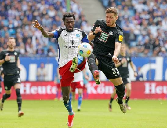 2.Liga Saison 2023-2024 28.Spieltag 06.04.2024 Hamburger SV - 1.FC Kaiserslautern im Volksparkstadion v.l.: Bakery Jatta (Hamburger SV), Jan Elvedi (1.FC Kaiserslautern) DFL REGULATIONS PROHIBIT ANY USE OF PHOTOGRAPHS AS IMAGE SEQUENCES AND OR QUASI-VIDEO