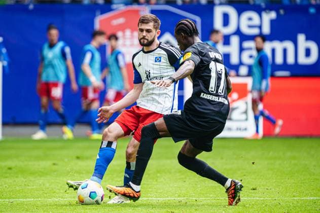 Lukasz Poreba (Hamburger SV, 06), Aaron Opoku (1. FC Kaiserslautern, 17) GER, Hamburger SV vs. 1. FC Kaiserslautern, Fussball, 2. Bundesliga, Spieltag 28, Saison 2023 2024, 06.04.2024 DFL REGULATIONS PROHIBIT ANY USE OF PHOTOGRAPHS AS IMAGE SEQUENCES AND OR QUASI-VIDEO GER, Hamburger SV vs. 1. FC Kaiserslautern, Fussball, 2. Bundesliga, Spieltag 28, Saison 2023 2024, 06.04.2024 Hamburg