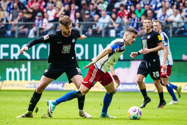 Julian Niehues (1. FC Kaiserslautern, 16), Laszlo Benes (Hamburger SV, 08) GER, Hamburger SV vs. 1. FC Kaiserslautern, Fussball, 2. Bundesliga, Spieltag 28, Saison 2023 2024, 06.04.2024 DFL REGULATIONS PROHIBIT ANY USE OF PHOTOGRAPHS AS IMAGE SEQUENCES AND OR QUASI-VIDEO GER, Hamburger SV vs. 1. FC Kaiserslautern, Fussball, 2. Bundesliga, Spieltag 28, Saison 2023 2024, 06.04.2024 Hamburg