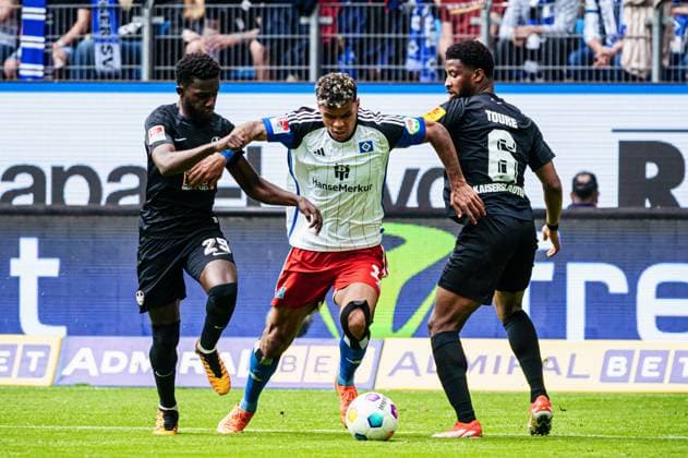 Richmond Tachie (1. FC Kaiserslautern, 29), Ransford-Yeboah Koenigsdoerffer (Hamburger SV, 11), Almamy Toure (1. FC Kaiserslautern, 06) GER, Hamburger SV vs. 1. FC Kaiserslautern, Fussball, 2. Bundesliga, Spieltag 28, Saison 2023 2024, 06.04.2024 DFL REGULATIONS PROHIBIT ANY USE OF PHOTOGRAPHS AS IMAGE SEQUENCES AND OR QUASI-VIDEO GER, Hamburger SV vs. 1. FC Kaiserslautern, Fussball, 2. Bundesliga, Spieltag 28, Saison 2023 2024, 06.04.2024 Hamburg