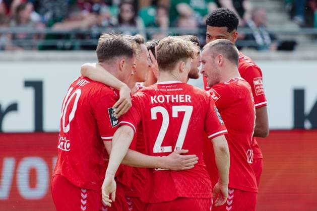 Münster, Deutschland 06. April 2024: 3.Liga - 2023 2024 - Preußen Münster vs. SV Jahn Regensburg Im Bild: Christian Viet (Regensburg) jubelt nach seinem Tor zum 0:2 mit seinen Mannschaftskollegen, DFB regulations prohibit any use of photographs as image sequences and or quasi-video Preußenstadion Nordrhein Westfalen