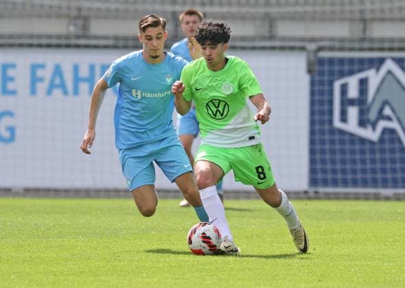 U17, U 17 VfL Wolfsburg vs Vikt. Berlin Wolfsburg, 06.04.2024, Fußball, B-Junioren, U17, Bundesliga, 23. Spieltag, VfL Wolfsburg (grüne Trikots) vs FC Viktoria 1889 Berlin (blaue Trikots), Bild zeigt: Darwin Soylu (VfL, 8) Wolfsburg *** U17 VfL Wolfsburg vs Vikt Berlin Wolfsburg, 06 04 2024, Soccer, B Juniors, U17, Bundesliga, Matchday 23, VfL Wolfsburg green jerseys vs FC Viktoria 1889 Berlin blue jerseys , Picture shows Darwin Soylu VfL, 8 Wolfsburg