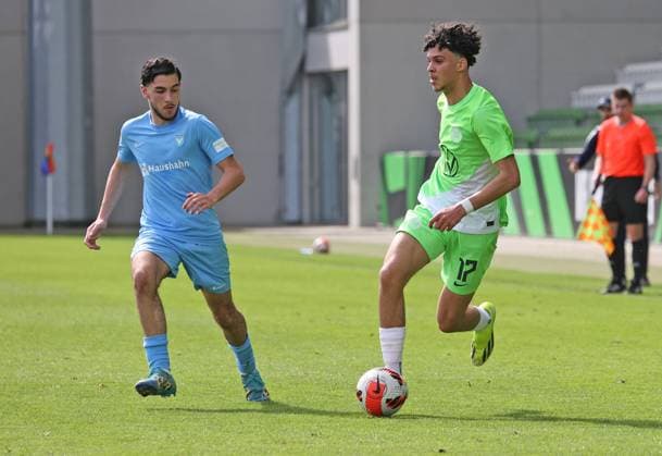 U17, U 17 VfL Wolfsburg vs Vikt. Berlin Wolfsburg, 06.04.2024, Fußball, B-Junioren, U17, Bundesliga, 23. Spieltag, VfL Wolfsburg (grüne Trikots) vs FC Viktoria 1889 Berlin (blaue Trikots), Bild zeigt: Yasin Chebil (VfL, 17) Wolfsburg *** U17 VfL Wolfsburg vs Vikt Berlin Wolfsburg, 06 04 2024, Soccer, B Juniors, U17, Bundesliga, Matchday 23, VfL Wolfsburg green jerseys vs FC Viktoria 1889 Berlin blue jerseys , Picture shows Yasin Chebil VfL, 17 Wolfsburg
