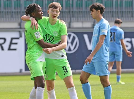 U17, U 17 VfL Wolfsburg vs Vikt. Berlin Wolfsburg, 06.04.2024, Fußball, B-Junioren, U17, Bundesliga, 23. Spieltag, VfL Wolfsburg (grüne Trikots) vs FC Viktoria 1889 Berlin (blaue Trikots), Bild zeigt: Jubel über das Tor zum 2:0 für den VfL durch Karlo Mijo Simic (VfL, 9) Wolfsburg *** U17 VfL Wolfsburg vs Vikt Berlin Wolfsburg, 06 04 2024, Soccer, B Juniors, U17, Bundesliga, Matchday 23, VfL Wolfsburg green jerseys vs FC Viktoria 1889 Berlin blue jerseys , Picture shows jubilation over the goal to 2 0 for VfL by Karlo Mijo Simic VfL, 9 Wolfsburg