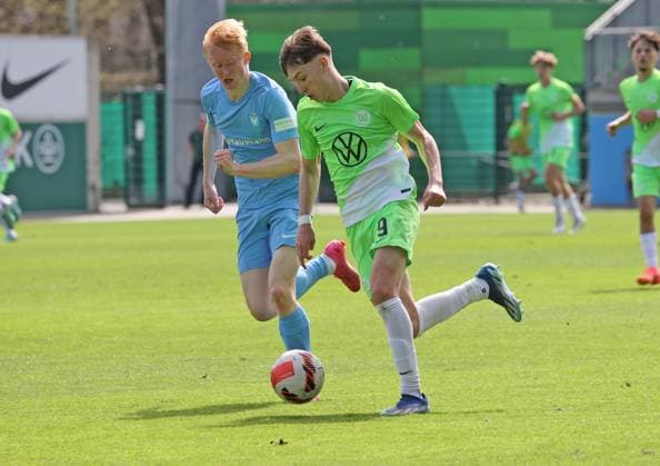 U17, U 17 VfL Wolfsburg vs Vikt. Berlin Wolfsburg, 06.04.2024, Fußball, B-Junioren, U17, Bundesliga, 23. Spieltag, VfL Wolfsburg (grüne Trikots) vs FC Viktoria 1889 Berlin (blaue Trikots), Bild zeigt: Karlo Mijo Simic (VfL, 9) Wolfsburg *** U17 VfL Wolfsburg vs Vikt Berlin Wolfsburg, 06 04 2024, Soccer, B Juniors, U17, Bundesliga, Matchday 23, VfL Wolfsburg green jerseys vs FC Viktoria 1889 Berlin blue jerseys , Picture shows Karlo Mijo Simic VfL, 9 Wolfsburg