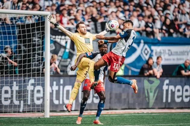 Sport Bilder des Tages Fußball Männer Saison 2023 2024 2. Fußball-Bundesliga 28. Spieltag Hamburger SV vs. 1. FC Kaiserslautern 06.04.2024 v.l. Robin Himmelmann ( 32, 1. FC Kaiserslautern), Bakery Jatta ( 18, HSV) und Ransford Königsdörffer ( 11, HSV) beim Kopfball Hamburg Volksparkstadion Hamburg Deutschland