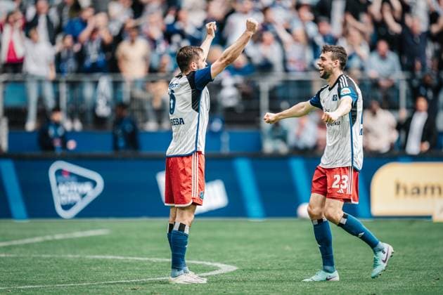 Fußball Männer Saison 2023 2024 2. Fußball-Bundesliga 28. Spieltag Hamburger SV vs. 1. FC Kaiserslautern 06.04.2024 Lukasz Poreba ( 6, HSV) freut sich über sein Tor mit Jonas Meffert ( 23, HSV), das Tor wurde vom VAR aberkannt Hamburg Volksparkstadion Hamburg Deutschland