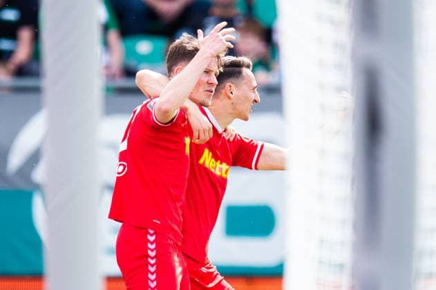 06.04.2024 - Fußball, 2023 2024, 3. Liga, 32. Spieltag, SC Preußen Münster - SSV Jahn Regensburg: Jubel nach dem Tor zum 0:2, (L am Boden) Benjamin Böckle (Münster), Christian Viet (Regensburg), Konrad Faber (Regensburg) DFB REGULATIONS PROHIBIT ANY USE OF PHOTOGRAPHS AS IMAGE SEQUENCES AND OR QUASI-VIDEO.