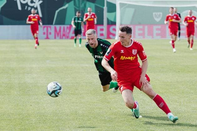Münster, Deutschland 06. April 2024: 3.Liga - 2023 2024 - Preußen Münster vs. SV Jahn Regensburg Im Bild: v. li. im Zweikampf Marc Lorenz (Preussen Muenster) und Konrad Faber (Regensburg) DFB regulations prohibit any use of photographs as image sequences and or quasi-video Preußenstadion Nordrhein Westfalen