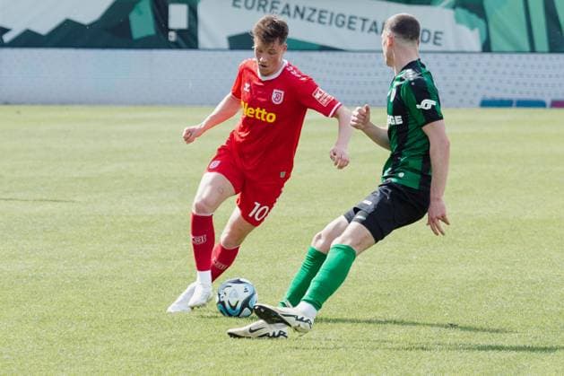 Münster, Deutschland 06. April 2024: 3.Liga - 2023 2024 - Preußen Münster vs. SV Jahn Regensburg Im Bild: v.li. Christian Viet (Regensburg) und Luca Bazzoli (Preussen Muenster) DFB regulations prohibit any use of photographs as image sequences and or quasi-video Preußenstadion Nordrhein Westfalen
