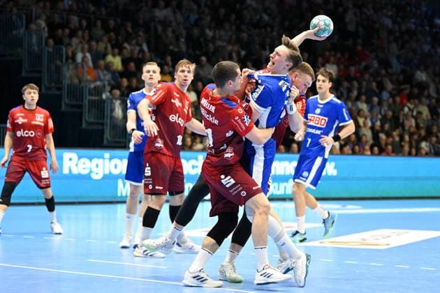 Sport Themen der Woche KW14 Sport Bilder des Tages RECORD DATE NOT STATED Ole Pregler (VfL Gummersbach 23) gegen Jerome Mueller (HBW Balingen-Weilstetten 21) und Nikola Grahovac (HBW Balingen-Weilstetten 2) Handball, 1 Bundesliga, VfL Gummersbach vs. HBW Balingen-Weilstetten, 28. Spieltag, Schwalbe Arena Gummersbach, 05.04.2024 Handball, 1 Bundesliga, VfL Gummersbach vs. HBW Balingen-Weilstetten, 28. Spieltag, Schwalbe Arena Gummersbach, 05.04.2024 Gummersbach *** Ole Pregler VfL Gummersbach 23 against Jerome Mueller HBW Balingen Weilstetten 21 and Nikola Grahovac HBW Balingen Weilstetten 2 Handball, 1 Bundesliga, VfL Gummersbach vs HBW Balingen Weilstetten, 28 Matchday, Schwalbe Arena Gummersbach, 05 04 2024 Handball, 1 Bundesliga, VfL Gummersbach vs HBW Balingen Weilstetten, 28 Matchday, Schwalbe Arena Gummersbach, 05 04 2024 Gummersbach Copyright: xEibner-Pressefoto JuergenxAugstx EP_JAT