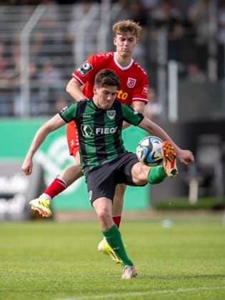 Fußball: 3. Liga, 32. Spieltag: Preußen Münster - Jahn Regensburg am 06.04.24 im Preußenstadion am Berg Fidel in Münster. Münsters Dominik Schad (l.) und Regensburgs Dominik Kother kämpfen um den Ball. WICHTIGER HINWEIS: Gemäß den Vorgaben der DFL Deutsche Fußball Liga bzw. des DFB Deutscher Fußball-Bund ist es untersagt, in dem Stadion und oder vom Spiel angefertigte Fotoaufnahmen in Form von Sequenzbildern und oder videoähnlichen Fotostrecken zu verwerten bzw. verwerten zu lassen.