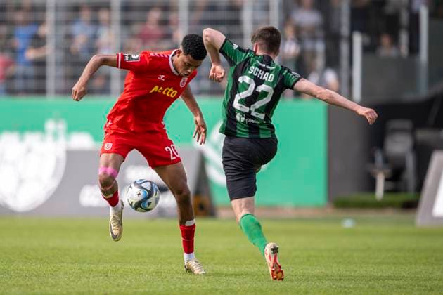 Fußball: 3. Liga, 32. Spieltag: Preußen Münster - Jahn Regensburg am 06.04.24 im Preußenstadion am Berg Fidel in Münster. Regensburgs Noah Ganaus (l.) und Münsters Dominik Schad kämpfen um den Ball. WICHTIGER HINWEIS: Gemäß den Vorgaben der DFL Deutsche Fußball Liga bzw. des DFB Deutscher Fußball-Bund ist es untersagt, in dem Stadion und oder vom Spiel angefertigte Fotoaufnahmen in Form von Sequenzbildern und oder videoähnlichen Fotostrecken zu verwerten bzw. verwerten zu lassen.