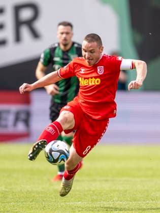 Fußball: 3. Liga, 32. Spieltag: Preußen Münster - Jahn Regensburg am 06.04.24 im Preußenstadion am Berg Fidel in Münster. Regensburgs Andreas Geipl läuft mit dem Ball am Fuß. WICHTIGER HINWEIS: Gemäß den Vorgaben der DFL Deutsche Fußball Liga bzw. des DFB Deutscher Fußball-Bund ist es untersagt, in dem Stadion und oder vom Spiel angefertigte Fotoaufnahmen in Form von Sequenzbildern und oder videoähnlichen Fotostrecken zu verwerten bzw. verwerten zu lassen.
