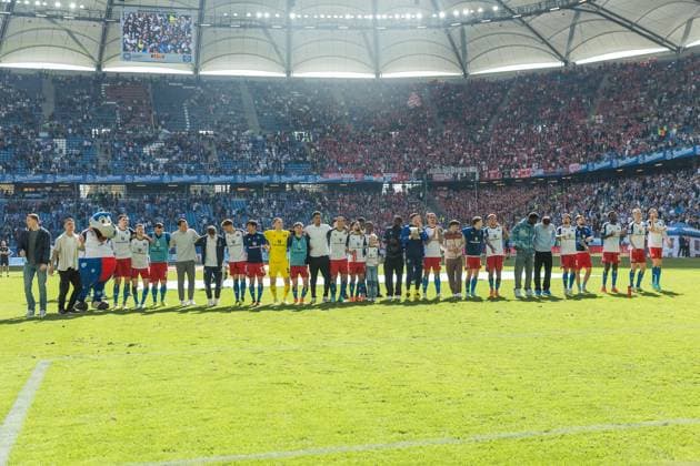 Fußball I Herren I Saison 2023-2024 I 2. Bundesliga I 28. Spieltag I Hamburger SV - 1. FC Kaiserslautern I 06.04.2024 Hamburger SV feiert den Sieg. Hamburg Volksparkstadion Hamburg Deutschland
