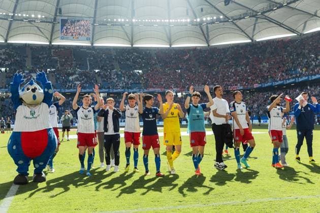 Fußball I Herren I Saison 2023-2024 I 2. Bundesliga I 28. Spieltag I Hamburger SV - 1. FC Kaiserslautern I 06.04.2024 Hamburger SV feiert den Sieg. Hamburg Volksparkstadion Hamburg Deutschland