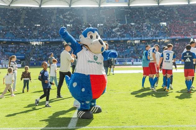 Fußball I Herren I Saison 2023-2024 I 2. Bundesliga I 28. Spieltag I Hamburger SV - 1. FC Kaiserslautern I 06.04.2024 HSV-Maskottchen Dino Hermann feiert den Sieg. Hamburg Volksparkstadion Hamburg Deutschland
