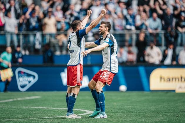 Fußball Männer Saison 2023 2024 2. Fußball-Bundesliga 28. Spieltag Hamburger SV vs. 1. FC Kaiserslautern 06.04.2024 Lukasz Poreba ( 6, HSV) freut sich über sein Tor mit Jonas Meffert ( 23, HSV) Hamburg Volksparkstadion Hamburg Deutschland