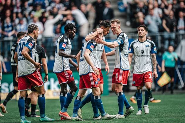 Fußball Männer Saison 2023 2024 2. Fußball-Bundesliga 28. Spieltag Hamburger SV vs. 1. FC Kaiserslautern 06.04.2024 Lukasz Poreba ( 6, HSV) wird von seinem Team für sein Tor gefeiert Hamburg Volksparkstadion Hamburg Deutschland