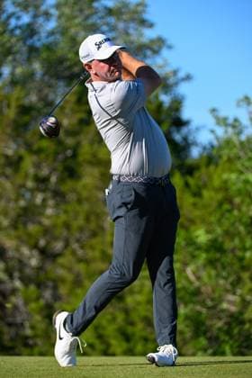 SAN ANTONIO, TX - APRIL 05: Lucas Glover (USA) watches his tee shot on 15 during Rd2 of the Valero Texas Open at TPC San Antonio (Oaks Course) on April 5, 2024, in San Antonio, Texas. (Photo by Ken Murray Icon Sportswire) GOLF: APR 05 PGA, Golf Herren Valero Texas Open EDITORIAL USE ONLY Icon2404050192