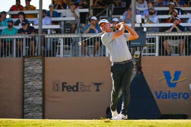 SAN ANTONIO, TX - APRIL 05: Lucas Glover (USA) watches his tee shot on 16 during Rd2 of the Valero Texas Open at TPC San Antonio (Oaks Course) on April 5, 2024, in San Antonio, Texas. (Photo by Ken Murray Icon Sportswire) GOLF: APR 05 PGA, Golf Herren Valero Texas Open EDITORIAL USE ONLY Icon2404050212