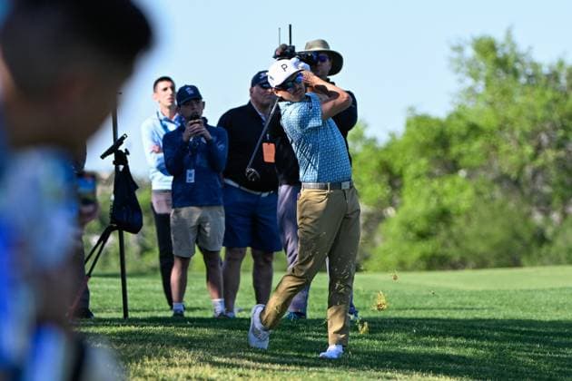 SAN ANTONIO, TX - APRIL 05: Rickie Fowler (USA) watches his second shot on 18 during Rd2 of the Valero Texas Open at TPC San Antonio (Oaks Course) on April 5, 2024, in San Antonio, Texas. (Photo by Ken Murray Icon Sportswire) GOLF: APR 05 PGA, Golf Herren Valero Texas Open EDITORIAL USE ONLY Icon2404050252