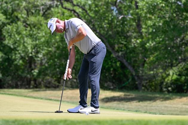 SAN ANTONIO, TX - APRIL 05: Lucas Glover (USA) sinks his birdie putt on 9 during Rd2 of the Valero Texas Open at TPC San Antonio (Oaks Course) on April 5, 2024, in San Antonio, Texas. (Photo by Ken Murray Icon Sportswire) GOLF: APR 05 PGA, Golf Herren Valero Texas Open EDITORIAL USE ONLY Icon2404050342