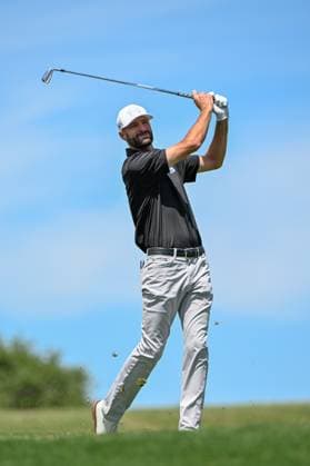 SAN ANTONIO, TX - APRIL 05: Nicholas Lindheim (USA) watches his approach shot on 10 during Rd2 of the Valero Texas Open at TPC San Antonio (Oaks Course) on April 5, 2024, in San Antonio, Texas. (Photo by Ken Murray Icon Sportswire) GOLF: APR 05 PGA, Golf Herren Valero Texas Open EDITORIAL USE ONLY Icon2404050382