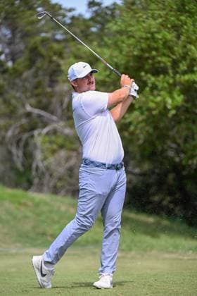 SAN ANTONIO, TX - APRIL 05: Chris Gotterup (USA) watches his tee shot on 13 during Rd2 of the Valero Texas Open at TPC San Antonio (Oaks Course) on April 5, 2024, in San Antonio, Texas. (Photo by Ken Murray Icon Sportswire) GOLF: APR 05 PGA, Golf Herren Valero Texas Open EDITORIAL USE ONLY Icon2404050432