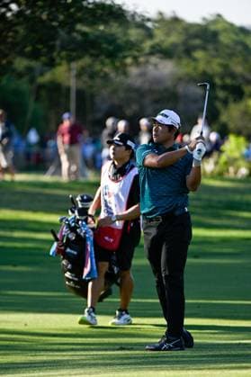 SAN ANTONIO, TX - APRIL 05: Hideki Matsuyama (JPN) watches his approach shot on 12 during Rd2 of the Valero Texas Open at TPC San Antonio (Oaks Course) on April 5, 2024, in San Antonio, Texas. (Photo by Ken Murray Icon Sportswire) GOLF: APR 05 PGA, Golf Herren Valero Texas Open EDITORIAL USE ONLY Icon2404050592