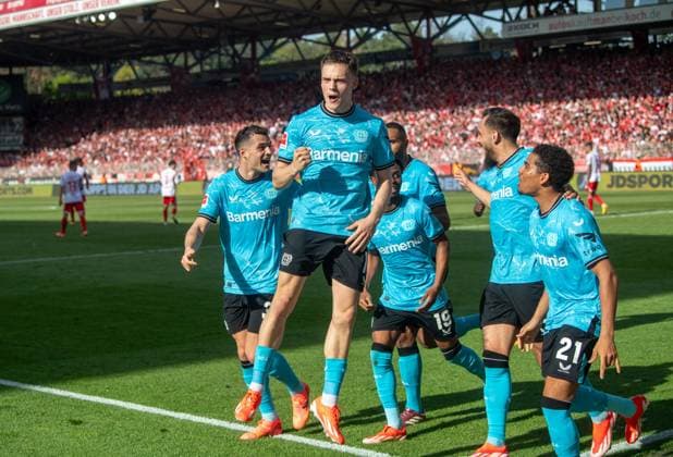Sport Themen der Woche KW14 Sport Bilder des Tages Fussball, Herren, Saison 2023 2024, 1. Bundesliga (28. Spieltag), 1. FC Union Berlin - Bayer 04 Leverkusen, v. l. Granit Xhaka (Bayer Leverkusen), Florian Wirtz (Bayer Leverkusen), Nathan Tella (Bayer Leverkusen), Borja Iglesias (Bayer Leverkusen), Amine Adli (Bayer Leverkusen), Jubel nach Tor zum 0:1, 06.04.2024, *** Football, Men, Season 2023 2024, 1 Bundesliga 28 Matchday , 1 FC Union Berlin Bayer 04 Leverkusen, v l Granit Xhaka Bayer Leverkusen , Florian Wirtz Bayer Leverkusen , Nathan Tella Bayer Leverkusen , Borja Iglesias Bayer Leverkusen , Amine Adli Bayer Leverkusen , Celebration after goal to 0 1, 06 04 2024, Copyright: xSebastianxRäppold MatthiasxKochx